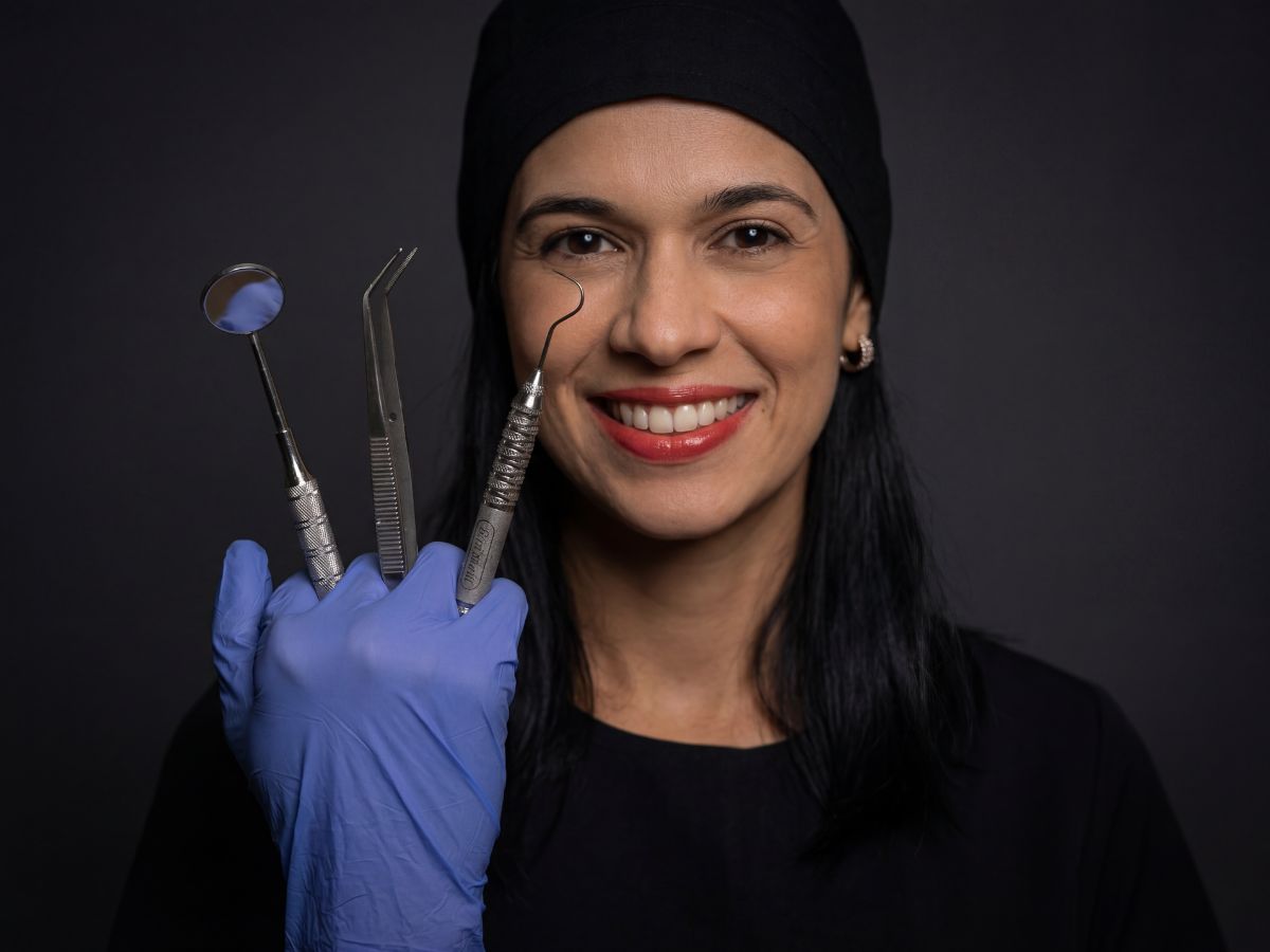 Dra. Cássia Ribeiro no consultório